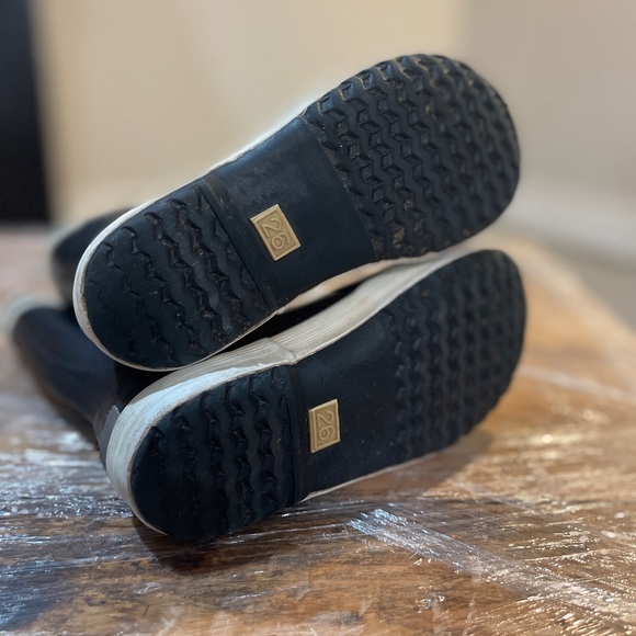 Agile Rain Boot - Picture 3 of 3